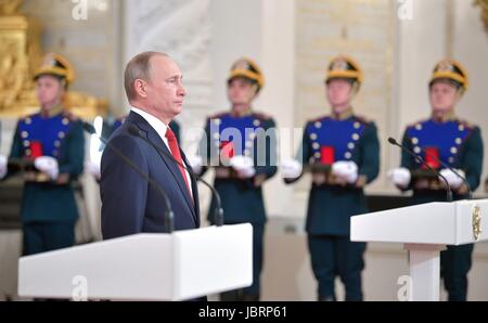 Moscou, Russie. 12 Juin, 2017. Le président russe Vladimir Poutine se tient pendant une cérémonie de remise de prix présentant l'état des prix à la célébration de la Journée de la Russie dans le Grand Palais du Kremlin le 12 juin 2017 à Moscou, Russie. L'événement a eu lieu comme des dizaines de milliers de manifestants ont pris part à des centaines de rassemblements à travers la Russie de Poutine dénonçant et la corruption. Credit : Planetpix/Alamy Live News Banque D'Images