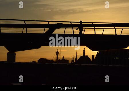 Londres, Royaume-Uni. 12 juin 2017. Les gens sont qui se profile comme le soleil se couche derrière le pont du Millenium à Londres, au Royaume-Uni. La BT Tower est visible dans l'horizon au-delà. Credit : Patricia Phillips/Alamy live news Banque D'Images