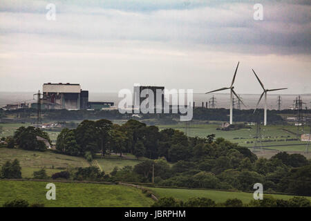 Heysham, Lancashire, Royaume-Uni, 12 juin 2017 jour froid et venteux en Amérique du Lancashires capitale énergétique avec les éoliennes niché près de la FED 1 & Heysham Heysham 2 réacteurs nucléaires. Crédit : David Billinge/Alamy Live News Banque D'Images