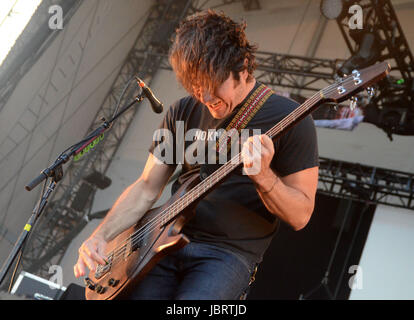 Chicago, Illinois, USA. 9 juin, 2017. Le bassiste Eddie Breckenridge de la bande effectue trois fois à Huntington Bank au pavillon de l'île au nord de Chicago, Illinois. Ricky Bassman/Cal Sport Media/Alamy Live News Banque D'Images