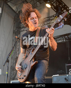 Chicago, Illinois, USA. 9 juin, 2017. Le bassiste Eddie Breckenridge de la bande effectue trois fois à Huntington Bank au pavillon de l'île au nord de Chicago, Illinois. Ricky Bassman/Cal Sport Media/Alamy Live News Banque D'Images