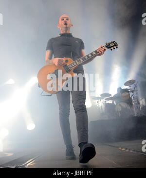 Chicago, Illinois, USA. 9 juin, 2017. Le guitariste Zach Blair de l'augmentation de la bande contre l'effectue à Huntington Bank au pavillon de l'île au nord de Chicago, Illinois. Ricky Bassman/Cal Sport Media/Alamy Live News Banque D'Images