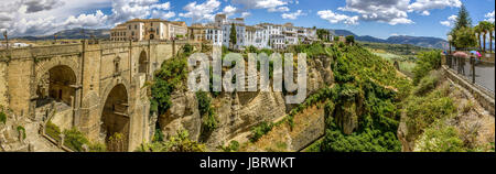 Vue panoramique sur Ronda Puente Nuevo ('Nouveau pont') la plus récente et la plus grande des trois ponts qui enjambent les 120 mètres (390 pi) de profondeur gouffre qui porte la rivière Guadalevín et divise la ville de Ronda, dans le sud de l'Espagne. Construite entre 1759-1793, l'architecte était José Martin de Aldehuela. Banque D'Images