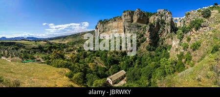 Ronda vue panoramique. Une ville dans la province espagnole de Malaga, dans la communauté autonome d'Andalousie. Est situé dans une zone très montagneuse à environ 750 m au-dessus du niveau moyen de la mer. La rivière Guadalevín traverse la ville, le divisant en deux et tailler les pentes, plus de 100 mètres de profondeur El Tajo canyon sur lequel la ville de perchoirs Banque D'Images