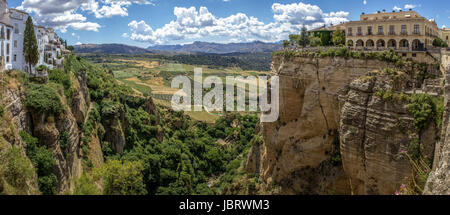 Ronda vue panoramique. Une ville dans la province espagnole de Malaga, dans la communauté autonome d'Andalousie. Est situé dans une zone très montagneuse à environ 750 m au-dessus du niveau moyen de la mer. La rivière Guadalevín traverse la ville, le divisant en deux et tailler les pentes, plus de 100 mètres de profondeur El Tajo canyon sur lequel la ville de perchoirs Banque D'Images