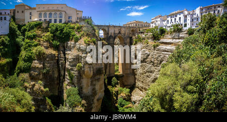 Vue panoramique sur Ronda Puente Nuevo ('Nouveau pont') la plus récente et la plus grande des trois ponts qui enjambent les 120 mètres (390 pi) de profondeur gouffre qui porte la rivière Guadalevín et divise la ville de Ronda, dans le sud de l'Espagne. Construite entre 1759-1793, l'architecte était José Martin de Aldehuela. Banque D'Images