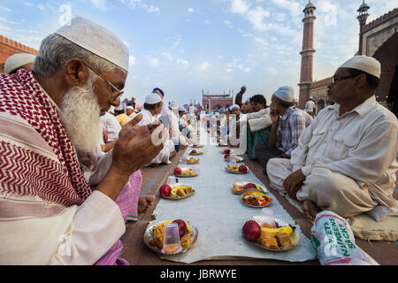 NEW DELHI, INDE. Mai 31,2017 : lecture de la prière dans les locaux de la Jama Masjid, Delhi, alors qu'ils se préparent à l'Iftar, le repas du soir à pause rapide. Banque D'Images