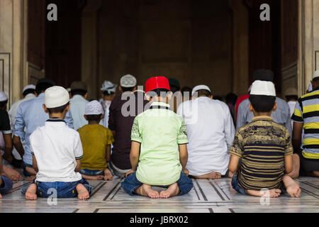 NEW DELHI, INDE. Juin 7,2017 : personnes lire namaz pendant le mois sacré du Ramadan dans la galerie de Jama Masjid, l'une des plus grande mosquée de l'Inde. Banque D'Images