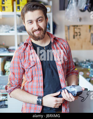 Portrait d'un bel homme à la caisse, looking at camera Banque D'Images