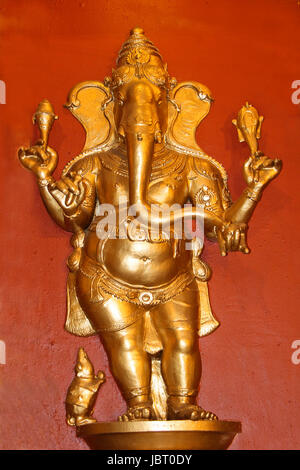 La couleur d'or, idole de Kudroli Gokarnanatheswara Ganesha permanent au Temple à Mangalore, Karnataka, Inde, Asie Banque D'Images