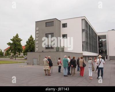 DESSAU, ALLEMAGNE - 13 juin 2014 : les visiteurs sur une visite guidée du bâtiment du Bauhaus Banque D'Images