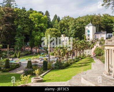 PORTMEIRION, LE PAYS DE GALLES - 27 septembre 2013 : vue sur la place et les bâtiments environnants, dans le petit village gallois de Portmeirion, construit en style à l'italienne et rempli de folies. L'architecture attire de nombreux visiteurs. Banque D'Images