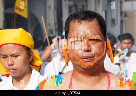 L'homme de la face percée d'aiguilles dans un défilé pendant les neuf dieux empereur festival (festival végétarien) à Phuket, Thaïlande Banque D'Images