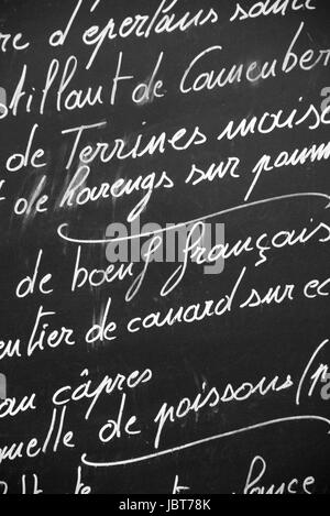 Close up of a French restaurant menu écrit avec les craies sur tableau noir, Paris, France - cuisine française, France Voyages et tourisme concept Banque D'Images