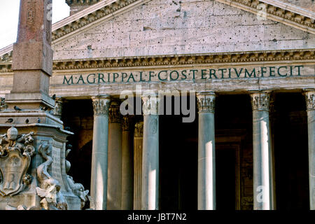 Détail de la fontaine avec obélisque à la Piazza della Rotonda. Façade du Panthéon, colonnade (Basilique Sainte Marie ad Martires). Rome, Italie, Europe, UE. Banque D'Images