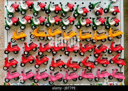 Aimants Vespa pour réfrigérateur, multicolores et tricolores. Souvenirs emblématiques. Italie, Europe, Union européenne, UE. Banque D'Images