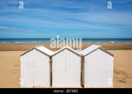 Trois cabines de plage en bois blanc traditionnel sur la plage de Villers, Normandie, France Banque D'Images