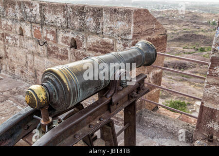 La forteresse de Mehrangarh Cannon à Jodhpur, Rajasthan, India Banque D'Images