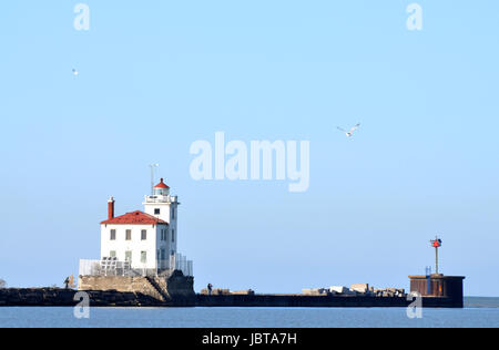 Fairport Harbor Lighthouse sur le lac Érié. Fairport Harbor Lighthouse est 'Green' en utilisant l'énergie solaire. C'est un grand port et ce phare est guide et gardant les cargos sûrs pour de nombreuses années. Banque D'Images