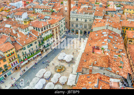 Vue sur la Piazza delle Erbe (place du marché), Vérone, Italie Banque D'Images