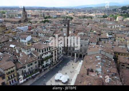 Vue sur la Piazza delle Erbe (place du marché), Vérone, Italie Banque D'Images