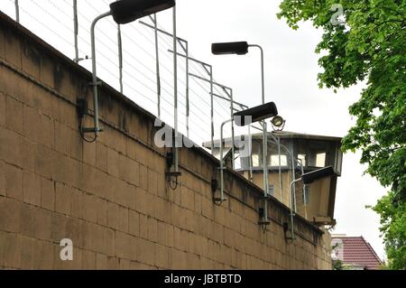 Die Außenmauer des Stasigefängnisses à Berlin. Banque D'Images