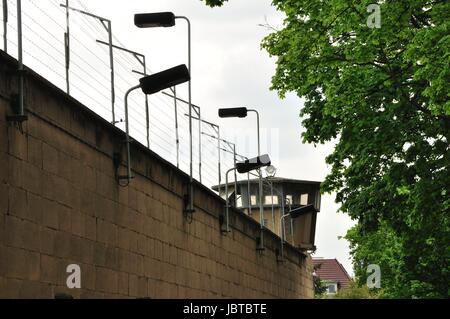 Die Außenmauer des Stasigefängnisses à Berlin. Banque D'Images