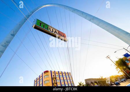 Le passage de millénaire (Arco y Reloj), un monumental arc acier métallique à l'entrée de la ville de Tijuana au Mexique, à Zona centro un symbole d'union et de vigueur pour le nouveau millénaire et un monument qui accueille les touristes dans l'Avenida de revolucion avec un panneau Bienvenidos a Tijuana. Banque D'Images