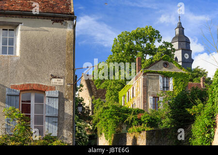 La France, l'Orne (61), Moutiers-au-Perche, rue en pente vers l'église et le mont Harou // France, Orne, Moutiers au Perche, rue en pente à l'église et Banque D'Images