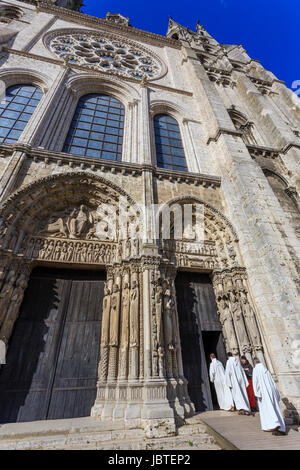 En France, en Eure-et-Loir (28), Chartres, la cathédrale Notre-Dame de Chartres, classé au Patrimoine mondial de l'UNESCO, la façade occidentale et son por Banque D'Images