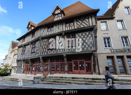 En France, en Eure-et-Loir (28), Chartres, maison à colombage dite maison du saumon, place de la Poissonnerie // France, Eure et Loir, Chartres, la moitié timbere Banque D'Images