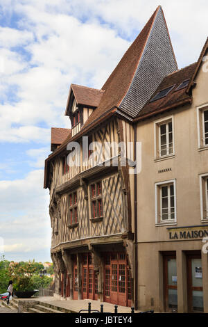 En France, en Eure-et-Loir (28), Chartres, maison à colombage dite maison du saumon, place de la Poissonnerie // France, Eure et Loir, Chartres, la moitié timbere Banque D'Images