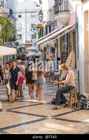 L'Europe, Portugal, Algarve, Lagos, pelican crossing, shopping, personne, , Europa, Fussgaengerzone, foto, Menschen Banque D'Images