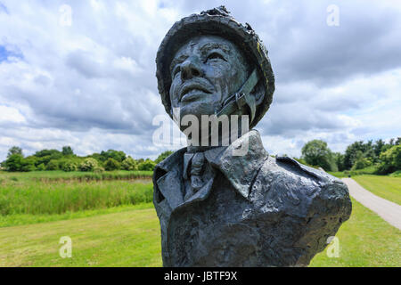 France, Calvados (14), Ranville, Pegasus Bridge ou pont de Bénouville, buste du major John Howard un des premiers alliés à poser le pied en France le Banque D'Images