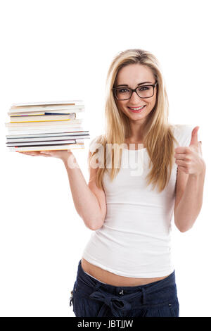 Blonde Junge Frau mit langen blondn Haaren mit einem Stapel Bücher auf dem Hintergrund weißem vor isoliert bras