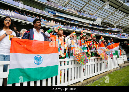 Partisans indiens et fans vu au cours de l'ICC Champions Trophy 2017 match entre l'Inde et l'Afrique du Sud, à l'ovale à Londres. Photo de James Boardman/Images téléobjectif Banque D'Images