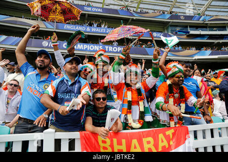Partisans indiens et fans vu au cours de l'ICC Champions Trophy 2017 match entre l'Inde et l'Afrique du Sud, à l'ovale à Londres. Photo de James Boardman/Images téléobjectif Banque D'Images