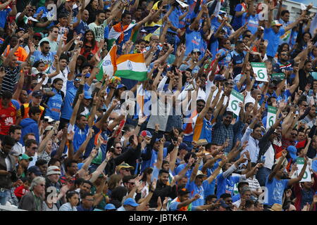 Partisans indiens et fans vu au cours de l'ICC Champions Trophy 2017 match entre l'Inde et l'Afrique du Sud, à l'ovale à Londres. Photo de James Boardman/Images téléobjectif Banque D'Images