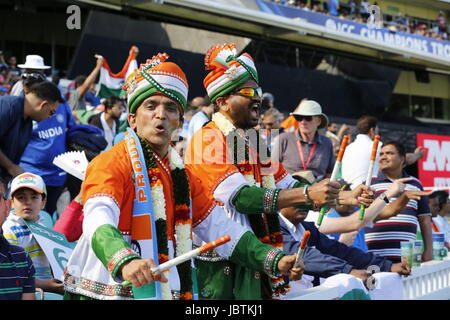 Partisans indiens et fans vu au cours de l'ICC Champions Trophy 2017 match entre l'Inde et l'Afrique du Sud, à l'ovale à Londres. Photo de James Boardman/Images téléobjectif Banque D'Images