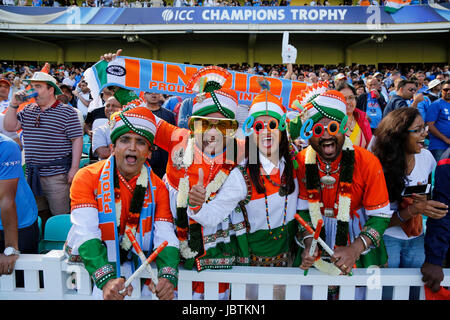 Partisans indiens et fans vu au cours de l'ICC Champions Trophy 2017 match entre l'Inde et l'Afrique du Sud, à l'ovale à Londres. Photo de James Boardman/Images téléobjectif Banque D'Images