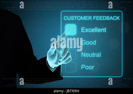 La main d'affaires poussant les commentaires des clients sur une interface d'écran tactile Banque D'Images