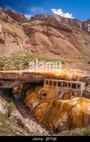 Pont naturel en pierre Puente del Inca au-dessus de Rio Mendoza en Argentine Banque D'Images