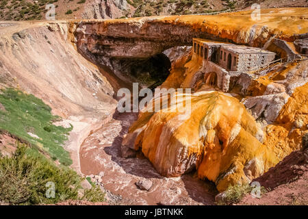 Pont naturel en pierre Puente del Inca au-dessus de Rio Mendoza en Argentine Banque D'Images