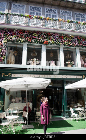 Joia da Coroa Salon de thé au décor de façade sur la Rua das Flores à Porto - Portugal Banque D'Images