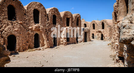 Situé à une vingtaine de kilomètres de la Sahara, Ksar Haddada est l'une des scènes du film "Star Wars, Épisode I : La Menace fantôme". Banque D'Images