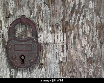 Cadenas en cuivre sur un vieux plancher en bois, avec un espace réservé au texte ou symbole Banque D'Images