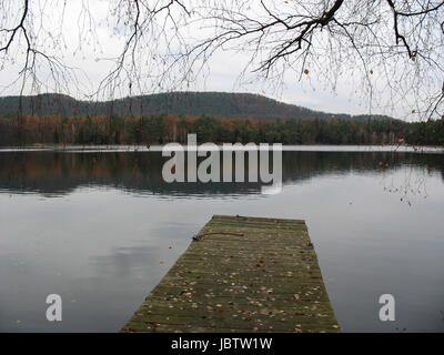 Ponton en bois et lac dans les Vosges en hiver Banque D'Images