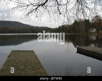 Ponton en bois et lac dans les Vosges en hiver Banque D'Images