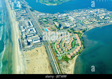 Vue aérienne de l'île Coronado dans la baie de San Diego, le Silver Strand et l'océan pacifique dans le sud de la Californie, États-Unis d'Amérique. Une vue de quelques maisons et de l'architecture locale. Banque D'Images