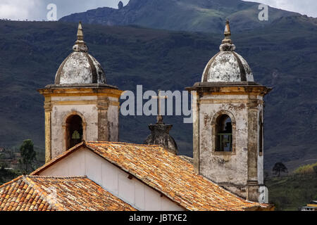 Voir l'historique des tours d'église baroque Igreja Nossa Senhora das Merces e Perdoes, et montagnes, Ouro Preto, UNESCO World Heritage site, Minas Gera Banque D'Images